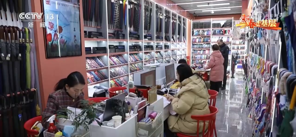 ”凝聚合力 “品牌出海”成为义乌热词冰球突破网站新春走基层 “攥指成拳
